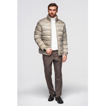 Geaca matlasata cu guler inalt