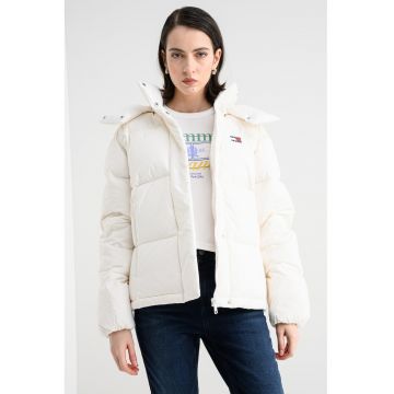 Geaca rezistenta la apa cu umplutura de puf