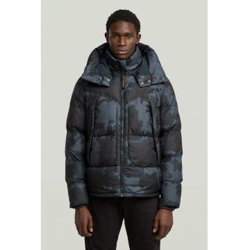 Jacheta cu guler inalt si imprimeu