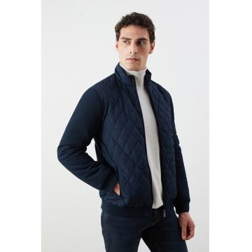 Jacheta cu guler mediu si fermoar