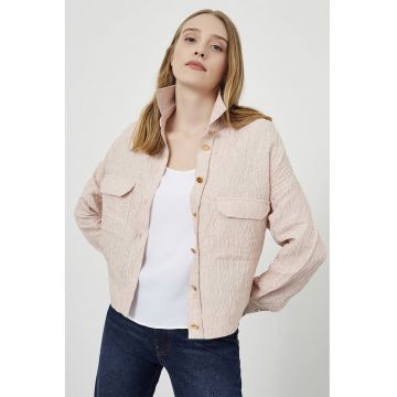 Jacheta lejera cu nasturi