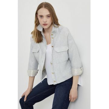 Jacheta lejera cu nasturi