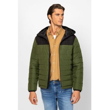 Jacheta matlasata cu gluga si buzunare cu fermoar