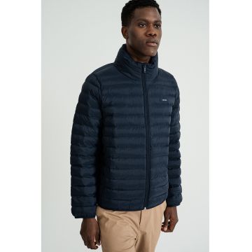 Jacheta usoara cu fermoar si guler inalt