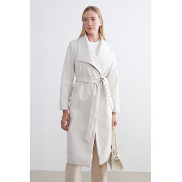 Palton cu model uni si croiala petrecuta