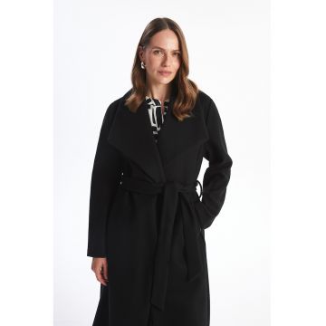 Palton cu model uni si croiala petrecuta