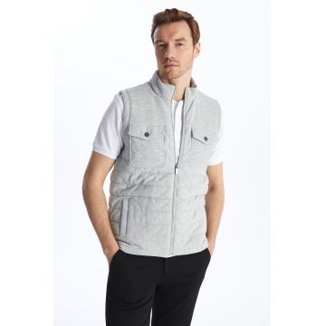 Vesta cu fermoar si buzunare exterioare