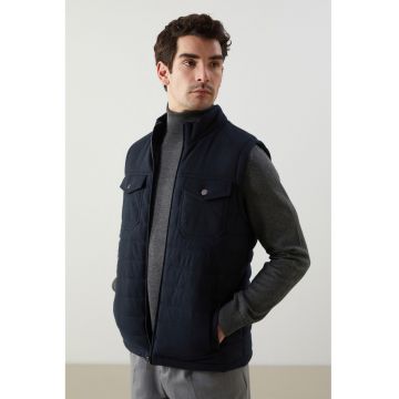 Vesta cu fermoar si buzunare exterioare