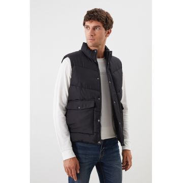 Vesta matlasata cu buzunare cu clapa