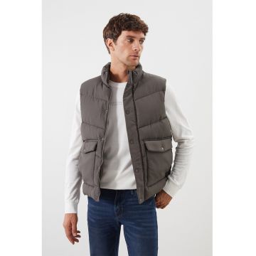 Vesta matlasata cu buzunare cu clapa