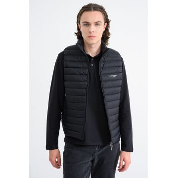 Vesta matlasata cu buzunare cu fermoar