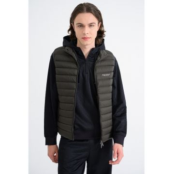 Vesta matlasata cu buzunare cu fermoar