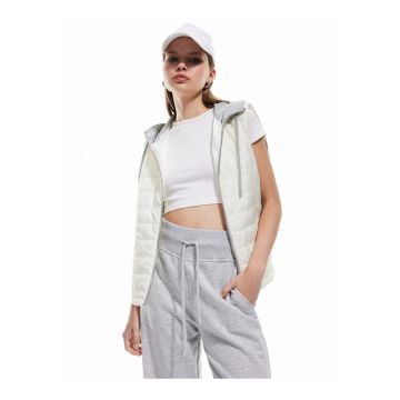 Vesta pufoasa cu gluga