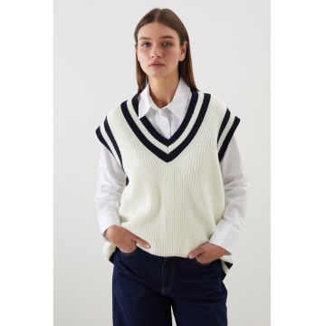 Vesta tricotata cu decolteu in V