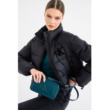 Geaca cu umplutura de puf si guler inalt