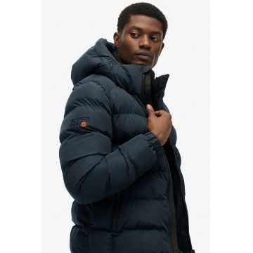 Geaca matlasata cu buzunare cu fermoar