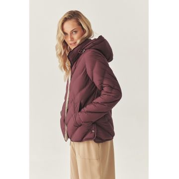 Geaca matlasata cu capse si gluga