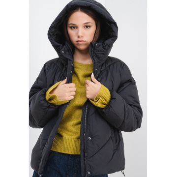 Geaca matlasata cu gluga