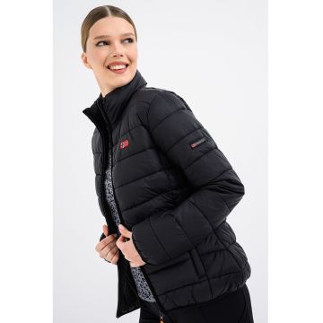 Geaca rezistenta la vant cu vatelina si buzunare laterale Atikolor