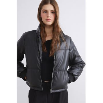 Jacheta matlasata din piele sintetica