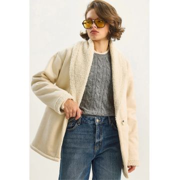 Palton dama -  supradimensionat - cu puf si nasturi - crem - blana artificiala