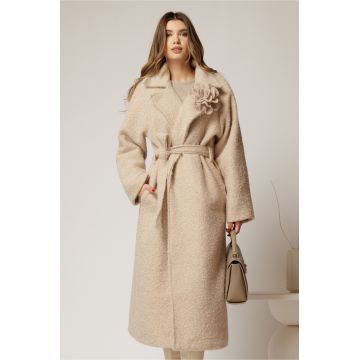 Palton lung elegant din bucle bej cu floare pe bust si cordon in talie
