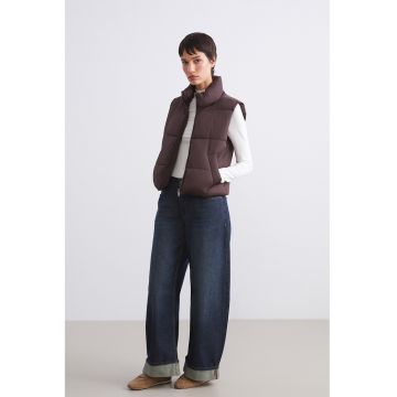 Vesta cu guler inalt