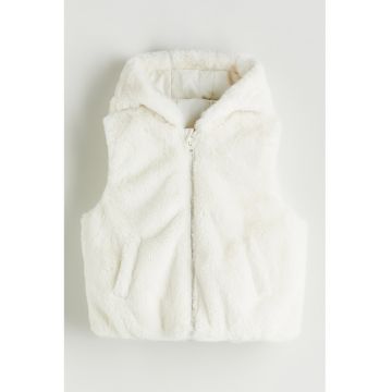 Vesta pufoasa cu gluga