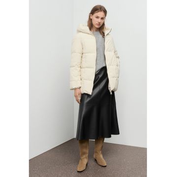 Geaca cu finisaj rezistent la apa si gluga