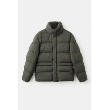 Geaca cu finisaj rezistent la apa si guler mediu