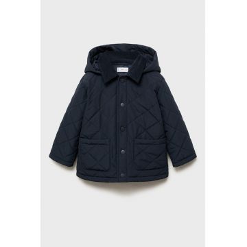 Geaca matlasata cu guler ascutit