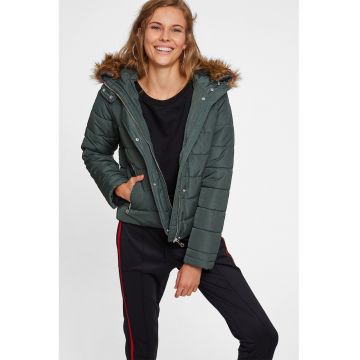 Geaca scurta cu garnituri de blana sintetica