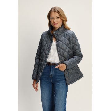 Geaca scurta cu guler inalt