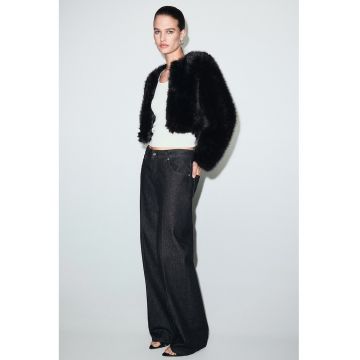 Jacheta crop de blana sintetica