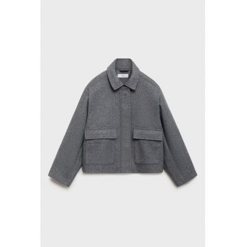 Jacheta lejera cu buzunare cu clapa