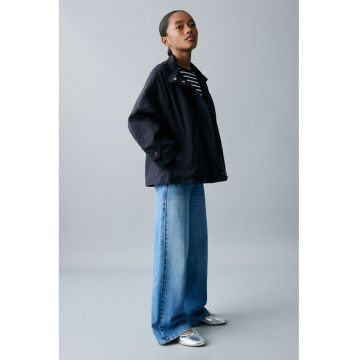 Jacheta lejera cu buzunare laterale