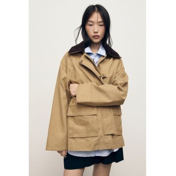 Jacheta lejera cu buzunare supradimensionate cu clapa