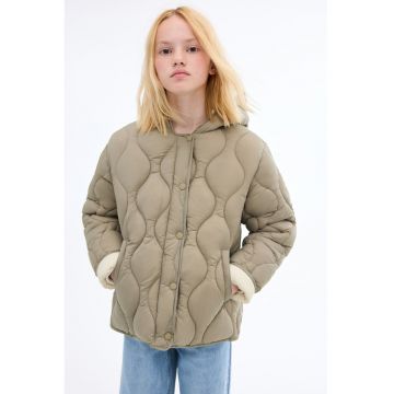 Jacheta matlasata cu croiala dreapta si gluga