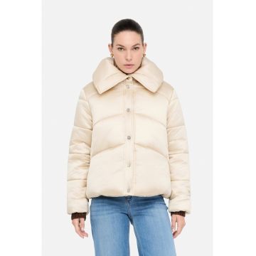 Jacheta matlasata cu guler inalt - Bej deschis