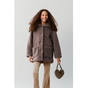 Palton din material teddy cu buzunare aplicate