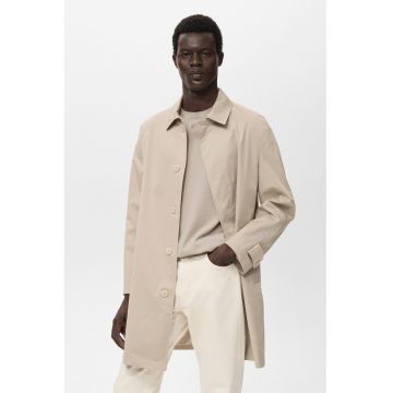 Trenci cu finisaj rezistent la apa si buzunare laterale