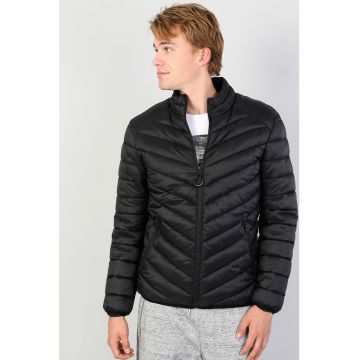 Geaca cu vatelina si guler scurt Geaca cu vatelina si guler scurt