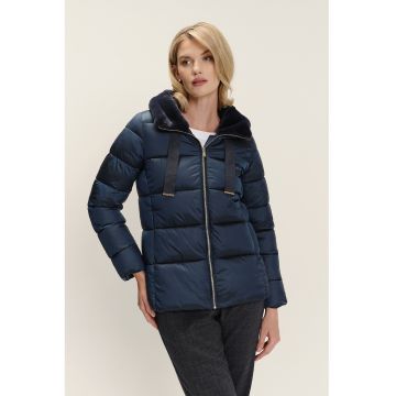 Geaca cu umplutura de puf si captuseala de blana sintetica