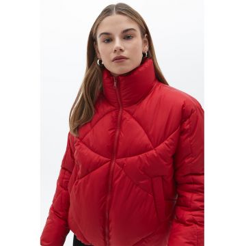 Geaca matlasata cu vatelina si guler inalt