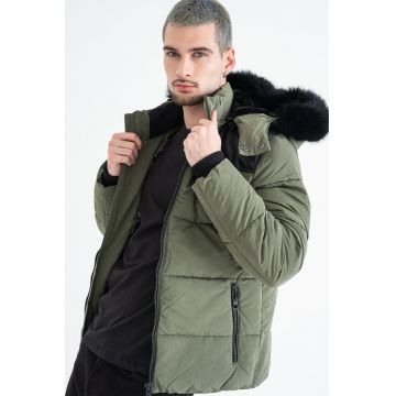 Geaca scurta cu finisaj rezistent la apa si vant