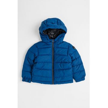 Geaca cu finisaj rezistent la apa si gluga