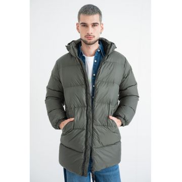 Geaca cu gluga detasabila si umplutura de puf