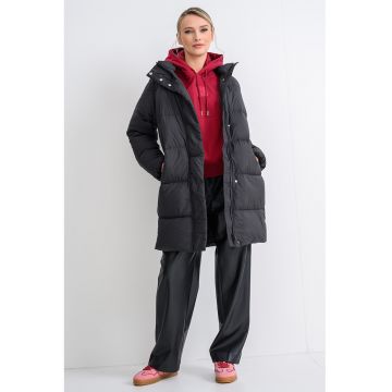 Geaca cu umplutura de puf si finisaj rezistent la apa