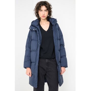 Geaca cu umplutura de puf si finisaj rezistent la apa