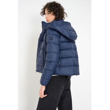 Geaca cu umplutura de puf si finisaj rezistent la apa